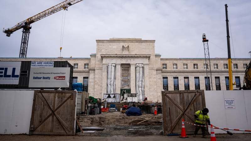 Economic Forecast: Mark Zandi Predicts Surprising Fed Rate Cuts in 2026