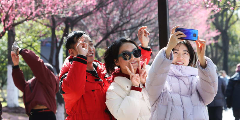 Young Chinese Flip Tradition, Invite Parents to Their Cities