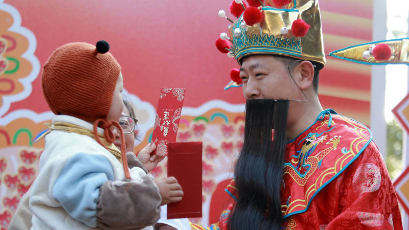 China's Bus Drivers Dress as Emperors and Poets for Riders - Image 5
