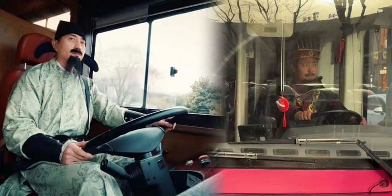 China's Bus Drivers Dress as Emperors and Poets for Riders