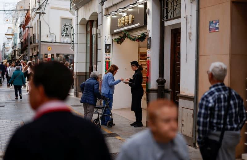 Spain's Unemployment Drops Below 10% for First Time Since 2008