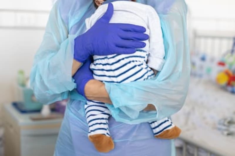 Chile Volunteers Give Hospital Babies Daily Hugs and Hope - Image 2