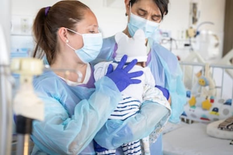Chile Volunteers Give Hospital Babies Daily Hugs and Hope - Image 5