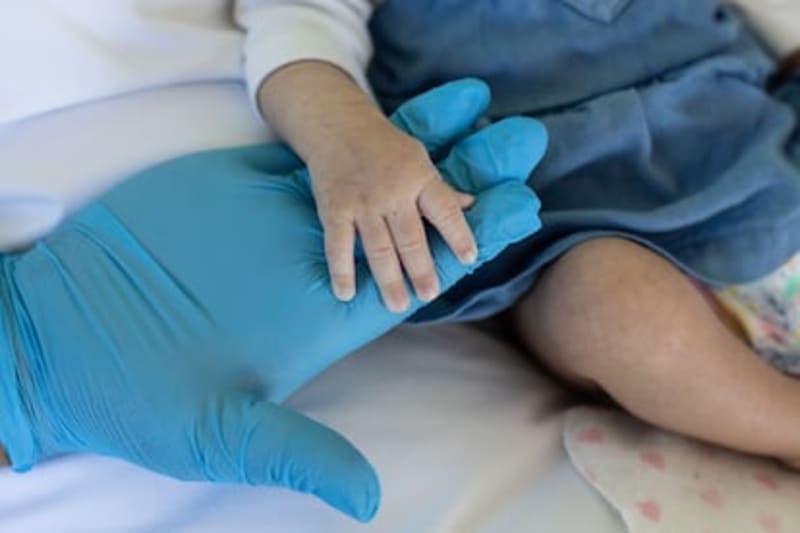 Chile Volunteers Give Hospital Babies Daily Hugs and Hope - Image 4