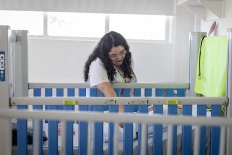 Chile Volunteers Give Hospital Babies Daily Hugs and Hope - Image 3
