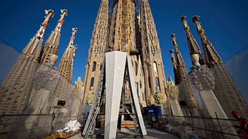 Barcelona's Sagrada Família Reaches Peak After 140 Years - Image 5