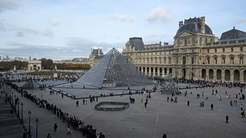 Louvre Crown Survives Heist, Will Be Fully Restored - Image 4