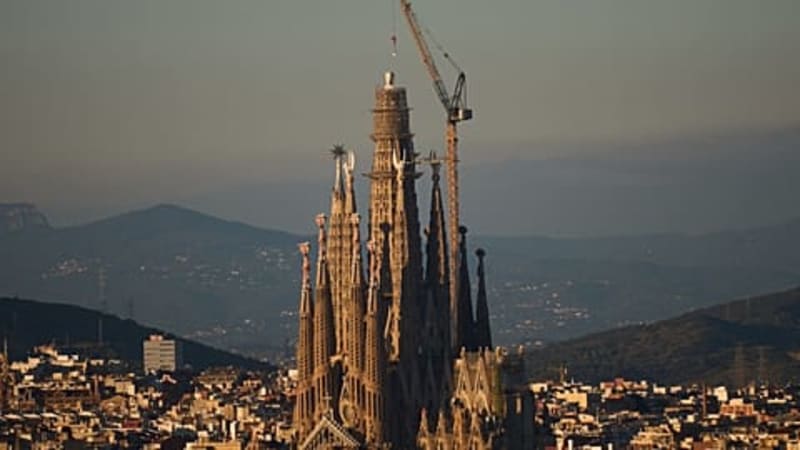 Barcelona's Sagrada Família Reaches Peak After 140 Years - Image 4
