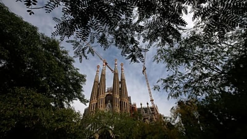 Barcelona's Sagrada Família Reaches Peak After 140 Years - Image 3