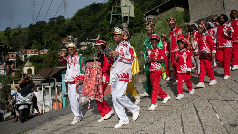 Rio Favela Community Unites in Joyful Three Kings Day Celebration - Image 2