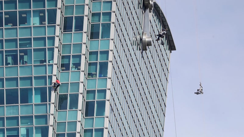 Alex Honnold Climbs 101-Story Tower Without Ropes - Image 2