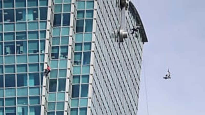Alex Honnold Climbs 101-Story Tower Without Ropes - Image 3