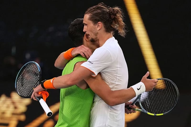Alcaraz Fights Through Injury to Win Epic 5-Hour Match - Image 2