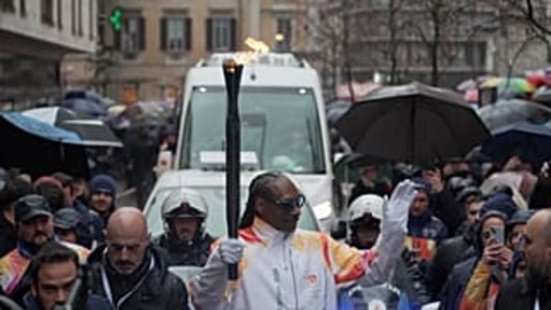 Snoop Dogg Carries Olympic Torch Through Italian Streets - Image 3