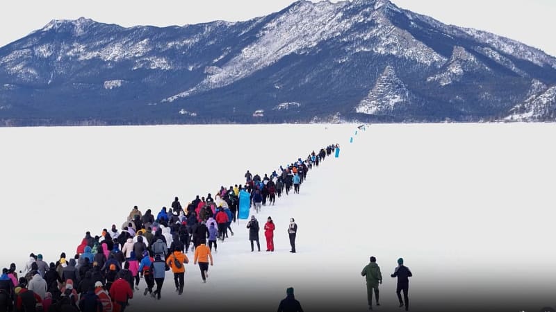 1,000+ Runners Race Across Frozen Lake in -15°C Kazakhstan - Image 2