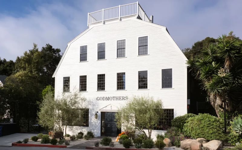 Oprah-Approved Bookstore Turns Dream Into Reality in California - Image 3