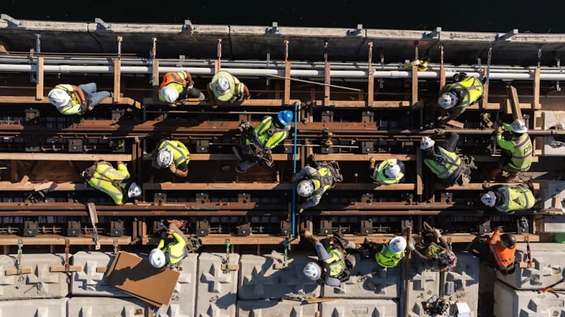 Seattle Opens World's First Light Rail on Floating Bridge - Image 4