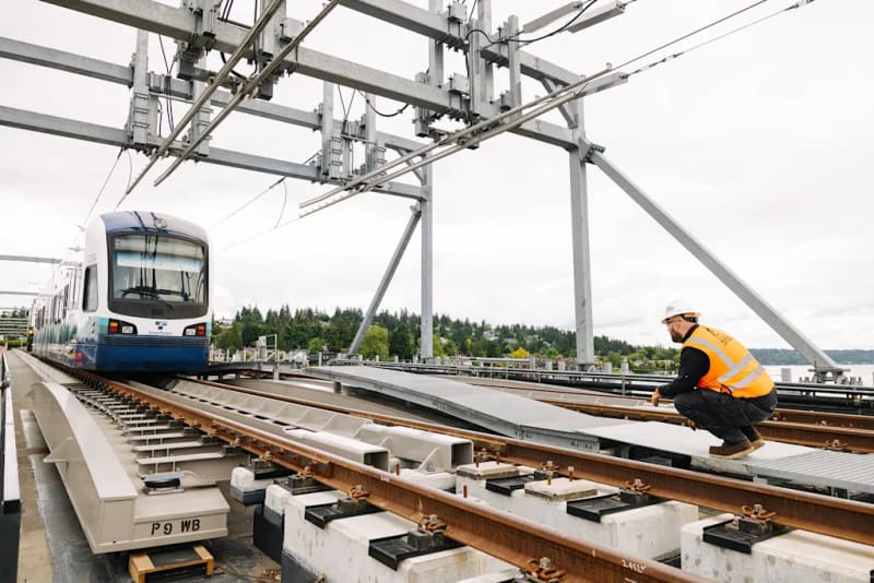 Seattle Opens World's First Light Rail on Floating Bridge - Image 5