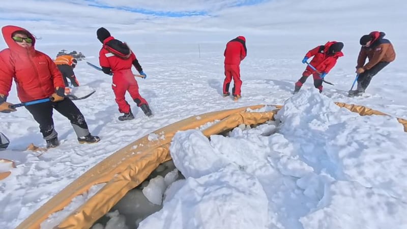 Scientists Camp on Thwaites Glacier to Study Sea Rise - Image 4