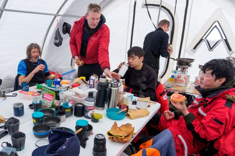 Scientists Camp on Thwaites Glacier to Study Sea Rise - Image 3