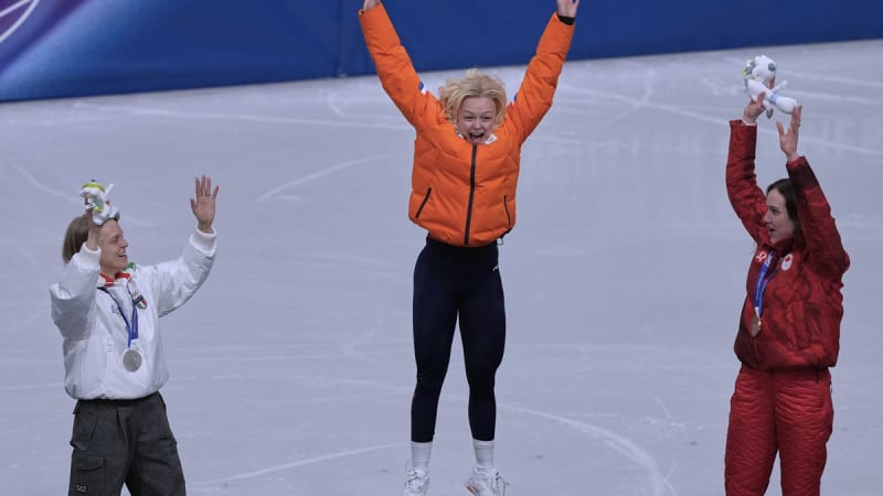 Dutch Skater Velzeboer Wins Gold, Breaks World Record - Image 3