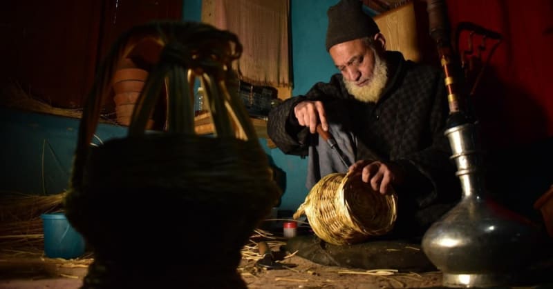 Kashmir's 500-Year-Old Firepot Keeps Families Warm at -20°C