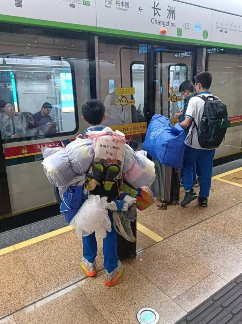 14-Year-Old Masters Military Packing Skills for Train Ride Home - Image 4