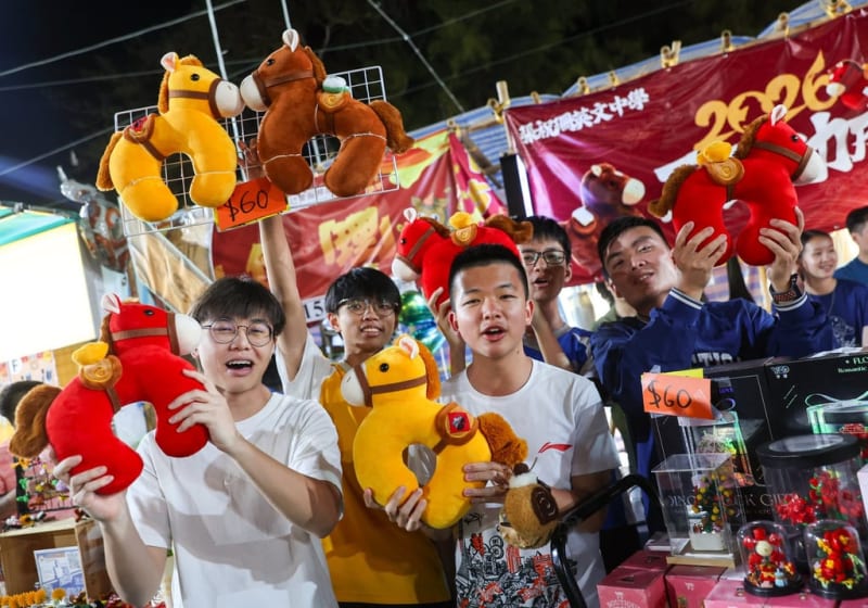 Hong Kong Fair Vendors Earn Big with Nostalgic Street Food Toys - Image 3