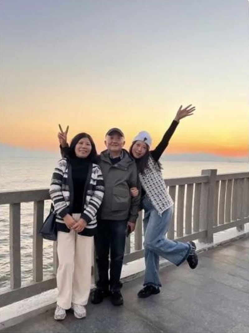 Young Chinese Teach Parents Selfies in 'Reparenting' Trend - Image 3