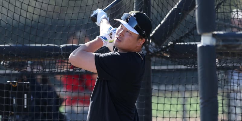White Sox Star Murakami Bonds With Teammates in Spring Camp