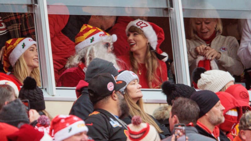 Taylor Swift Spreads Christmas Cheer with Generous $600 Gift to Hardworking Stadium Employee