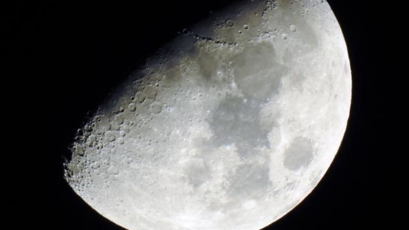 Photographer Captures Wolf Moon Over Paris Skyline - Image 5