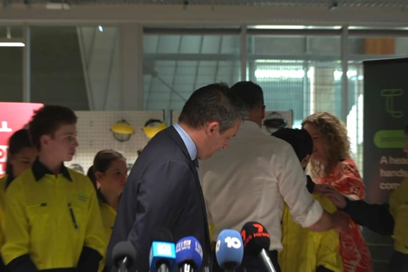 Australian Community Rallies During Record 49.6C Heatwave - Image 5