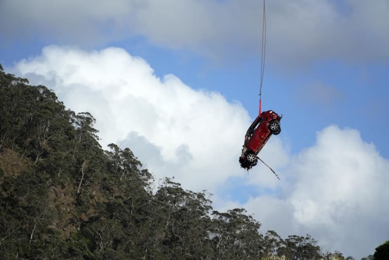 Black Hawks Lift 13 Cars From Ocean After Aussie Floods - Image 5