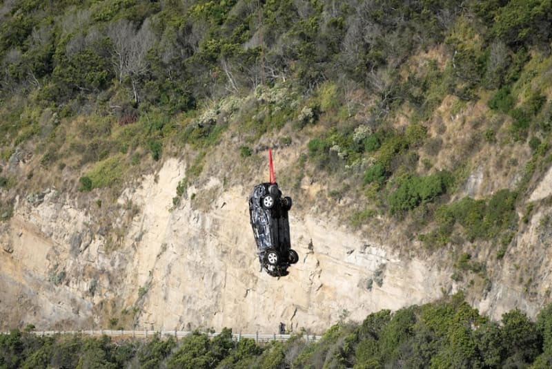 Black Hawks Lift 13 Cars From Ocean After Aussie Floods - Image 2