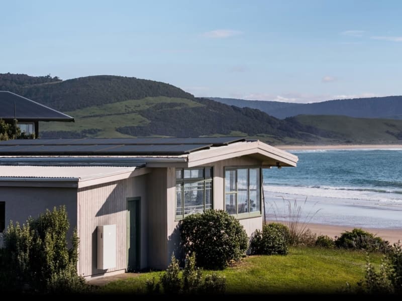 Australia Hits 51% Renewable Energy, Cuts Power Bills in Half - Image 2