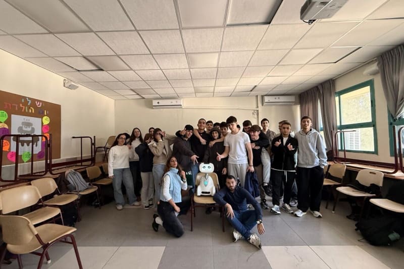 Israeli School Deploys AI Robot to Help Teachers - Image 2