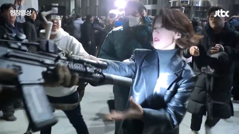 South Koreans Rally in Hours to Defend Democracy - Image 5