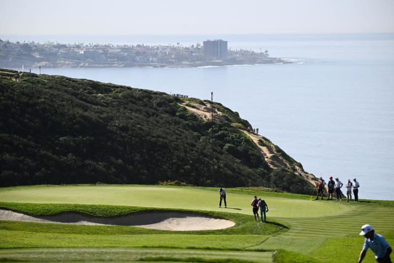 Justin Rose, 45, Dominates Torrey Pines with 6-Shot Lead - Image 5