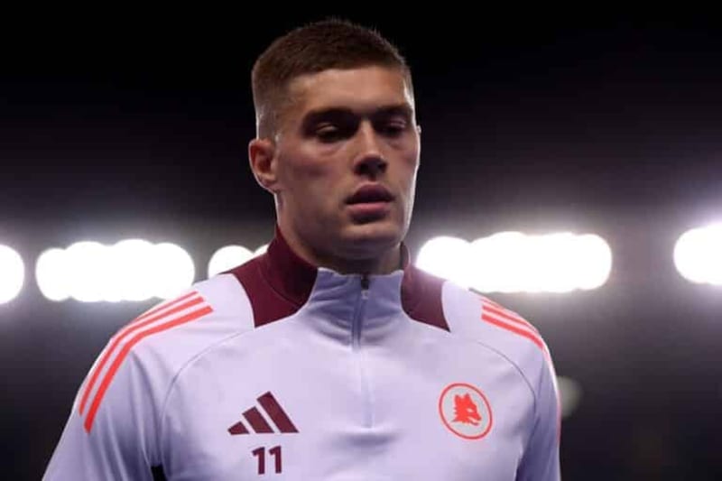 Roma's De Rossi Swats Down Dovbyk Transfer Rumors with Signature Candor