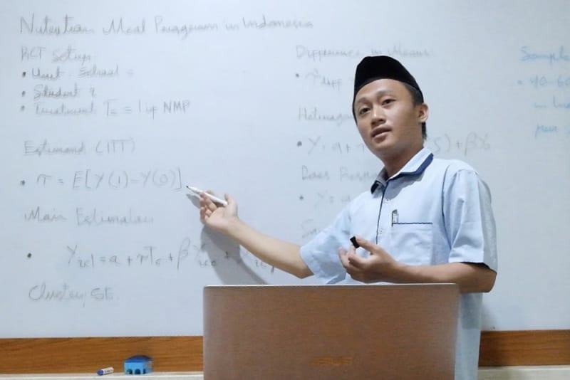 Indonesian Teacher Uses Free MIT Courses to Fight Poverty