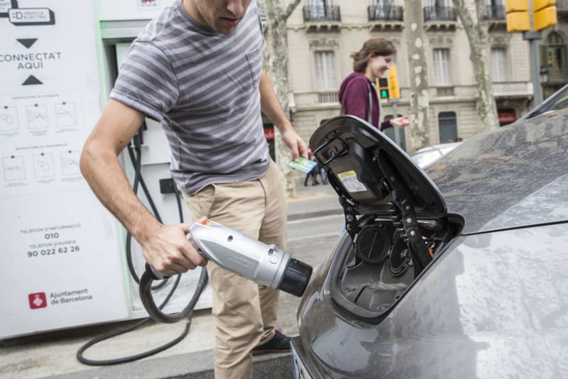 Europe Hits 19% Electric Car Sales in Historic 2025 - Image 2