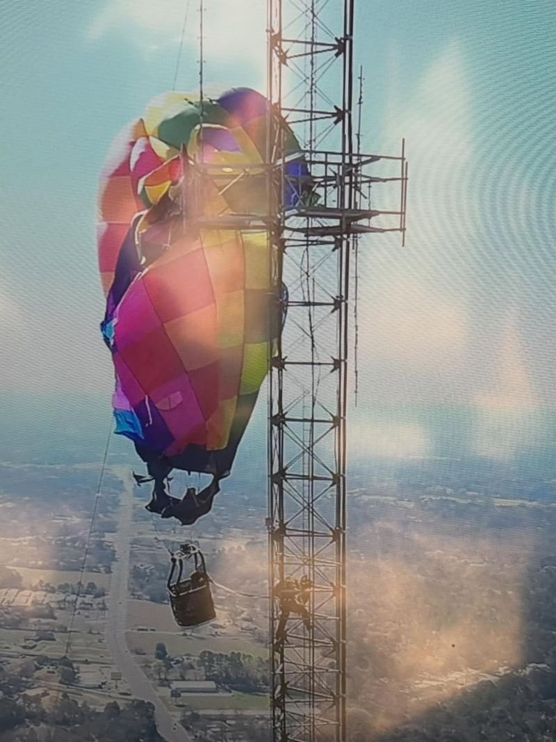 Texas Firefighters Save 2 From Balloon Stuck on Tower - Image 3
