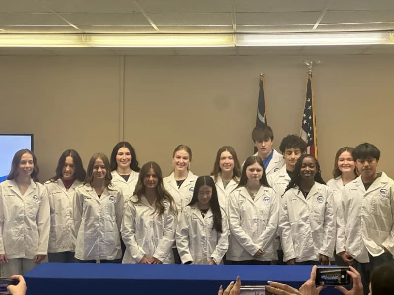 High School White Coat Ceremony Honors Future Doctors - Image 3