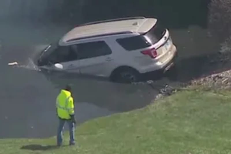 Man Swims 30 Feet to Save Pregnant Woman from Sinking Car - Image 3