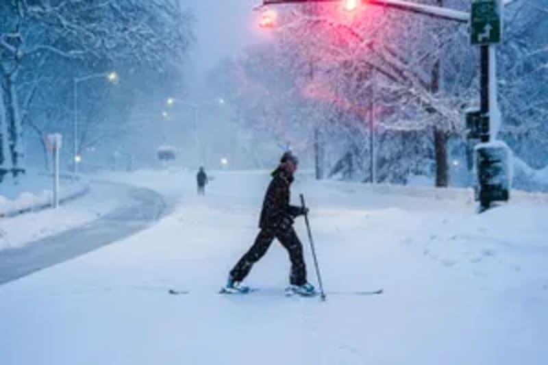 Woman Clears Snow Path With Bare Hands for NYC Elderly Lady - Image 5
