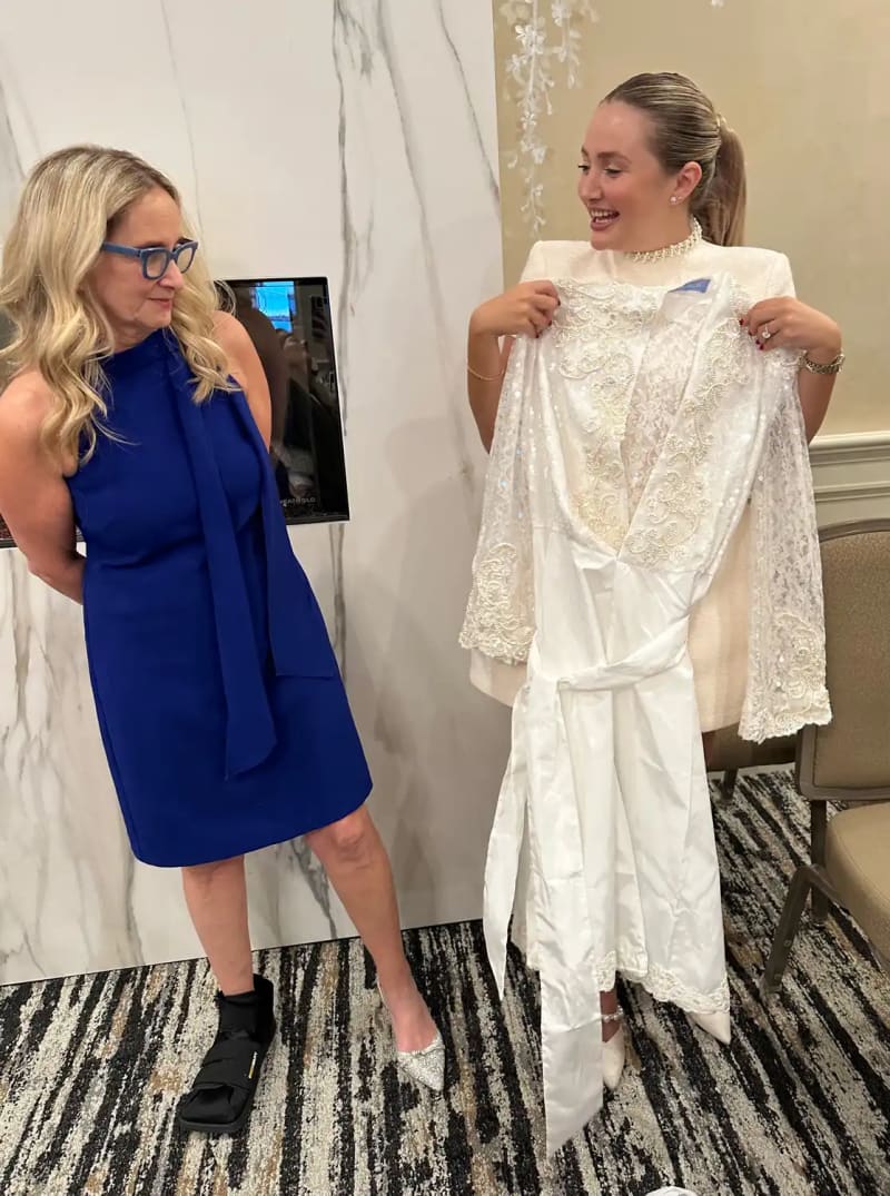 Mom Turns 1993 Wedding Dress Into Daughter's Bridal Robe - Image 4