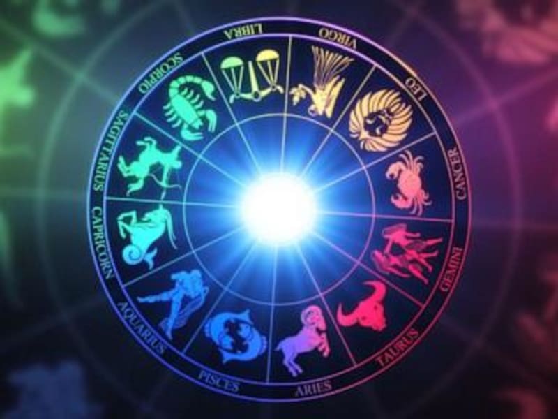 Hollywood's Top Astrologer Reveals 2026's Zodiac Fortunes