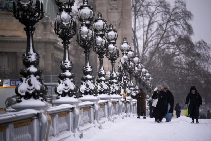 Magical Winter Wonderland: Rare Snowfall Transforms Paris Into Enchanting Scene - Image 3
