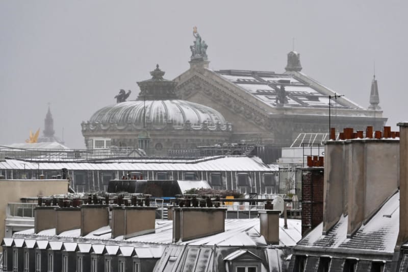 Magical Winter Wonderland: Rare Snowfall Transforms Paris Into Enchanting Scene - Image 4